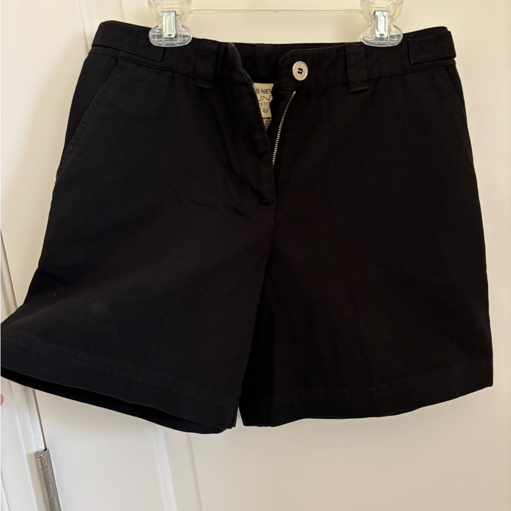 Jones New York black button shorts petite
